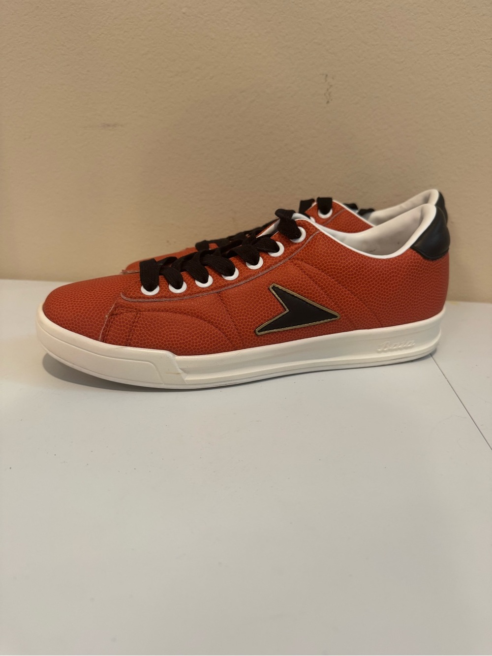 Bata Heritage “Wizard of Westwood” Low-Top Men's Casual Sneakers with Black Trim
